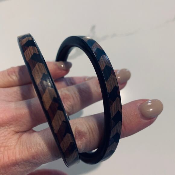 Set 2 Black Brown Chevron Plastic Bangles Vintage 80s Faux Wood 3" - Picture 2 of 4